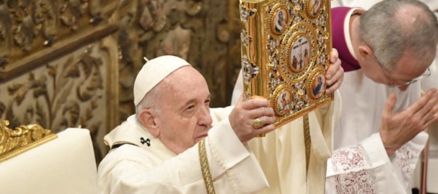 El Santo Padre celebró el 6 de enero de 2020, solemnidad de la Epifanía del...