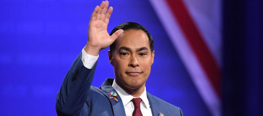 Castro es el primero de la decena de candidatos que se han retirado de la carrera que apoya a uno...
