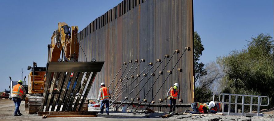 Las autoridades de Yuma construyen una sección de muro de 8 kilómetros (5 millas) en...