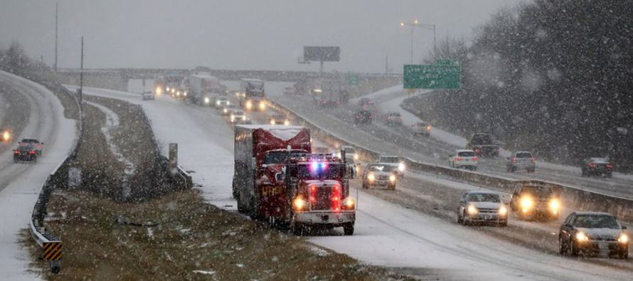 Muertes relacionadas con las tormentas reportadas en Texas se debieron al hielo en una carretera,...