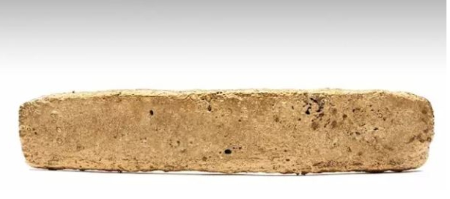 El lingote, de 1,930 kilos, fue descubierto a mediados de 1981, durante unas obras de...