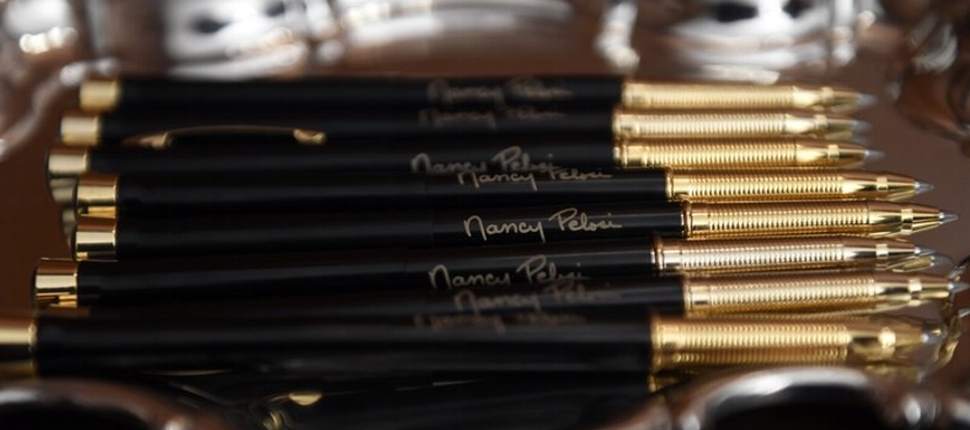 Los bolígrafos utilizados en las firmas son un botín en Washington, a menudo...