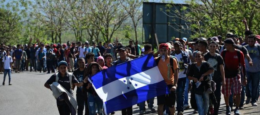 Unos 400 hombres, mujeres y niños se aglomeraron en Corinto, en la frontera de Honduras con...