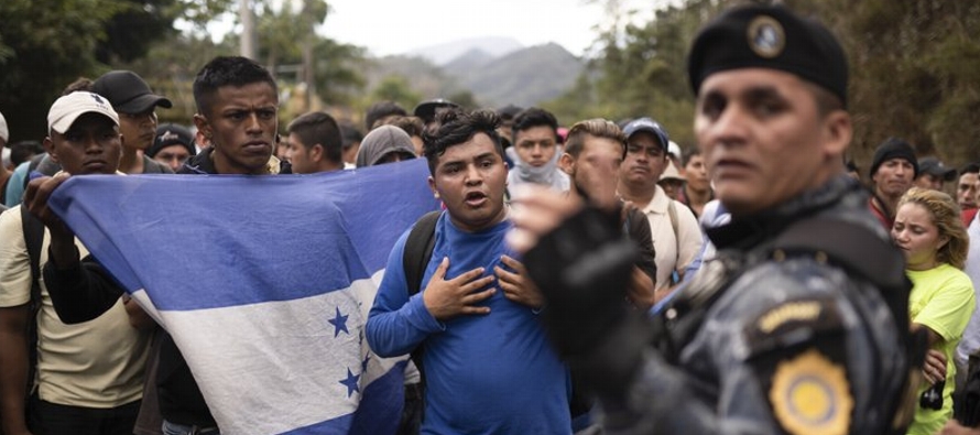 La policía de Guatemala, acompañada de agentes del ICE, dispersó el jueves a...
