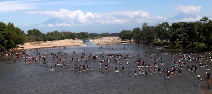 El cruce por el río ilustra la frustración de los migrantes. Más de 2,000...