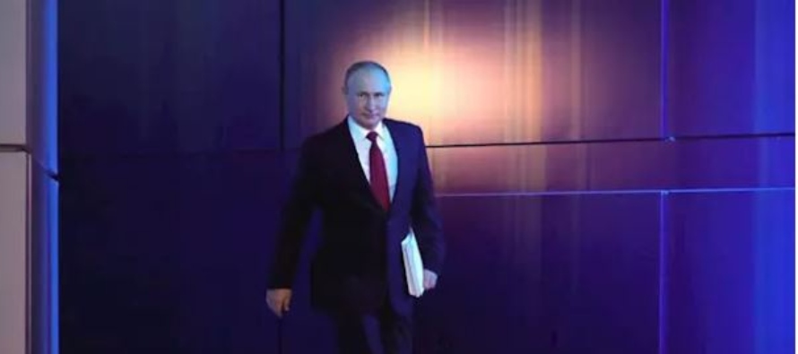 Putin sigue así la senda marcada el 15 de enero, cuando en su discurso anual abogó...