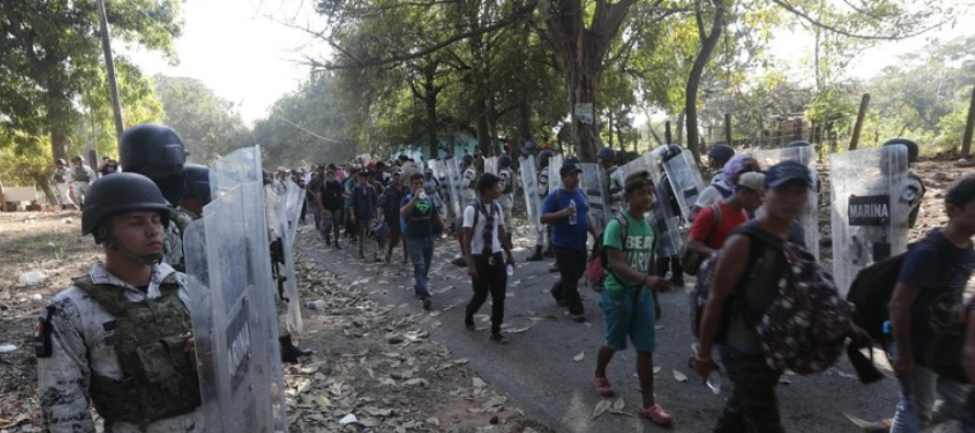 Agentes de la Guardia Nacional de México detienen a migrantes cerca de Tapachula,...