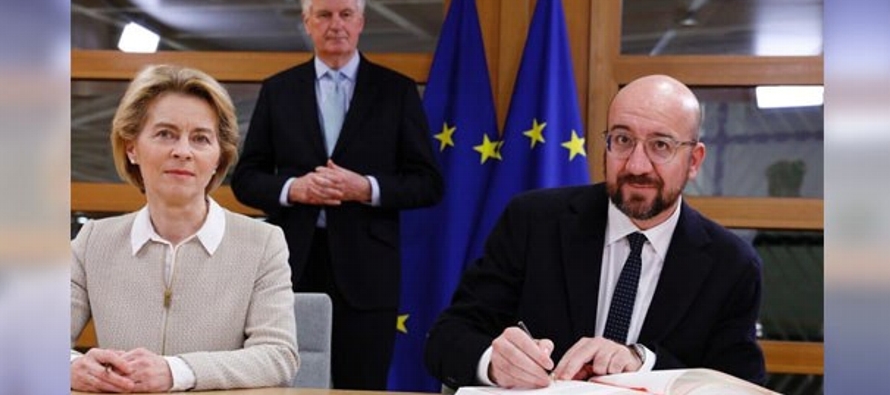 El presidente de Consejo Europeo, Charles Michel, publicó en Twitter fotos de la firma con...