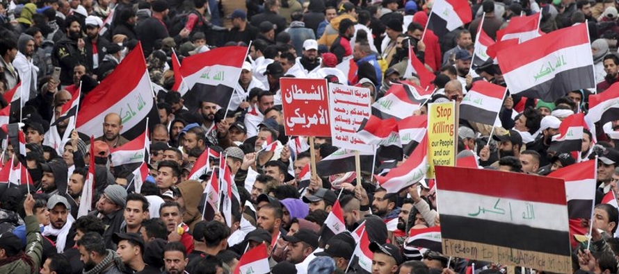 Desde media mañana, grandes multitudes se reunieron en una céntrica plaza de Bagdad...