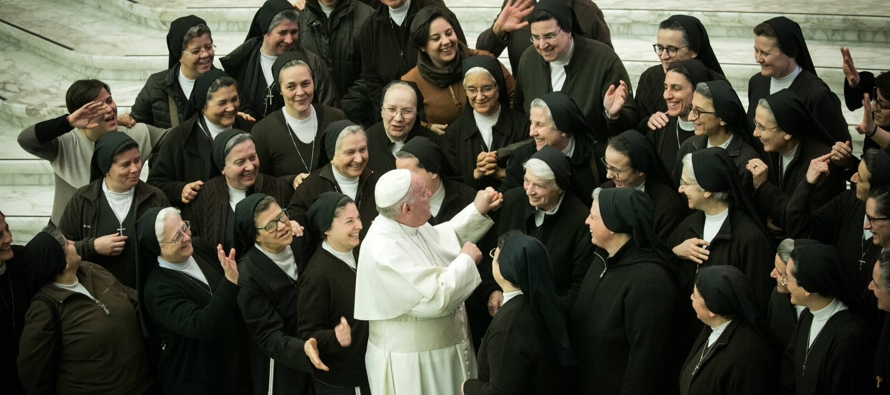 El suplemento mensual femenino del diario vaticano L'Osservatore Romano se acerca en su...