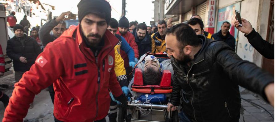 El Gobierno turco ha desplegado a 1.167 efectivos del Equipo Nacional de Rescate Médico...