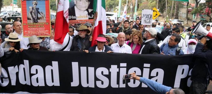 El presidente mexicano, Andrés López Obrador, fue cuestionado por dar la espalda a...