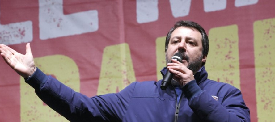 El líder opositor Matteo Salvini, de la Liga, habla con sus simpatizantes durante un evento...