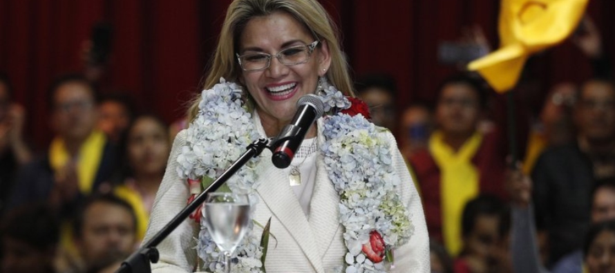 Lizárraga cuestionó que la mandataria repita la política del expresidente Evo...