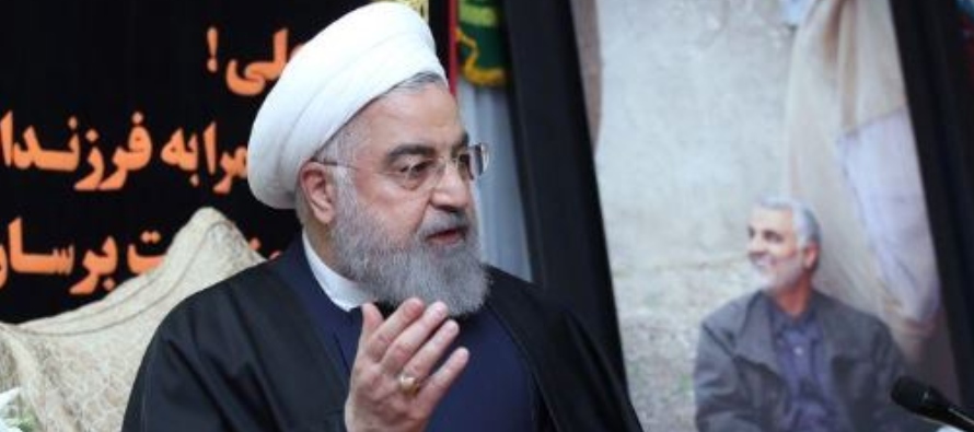 El presidente iraní Hassan Rouhani visita a la familia del alto mando iraní Qassem...
