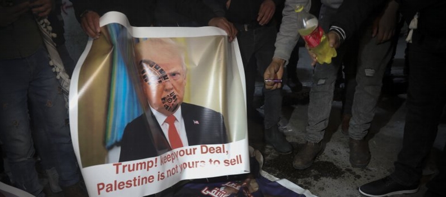 Los palestinos ya han rechazado el plan, que se espera sea muy favorable a Israel y allane camino a...