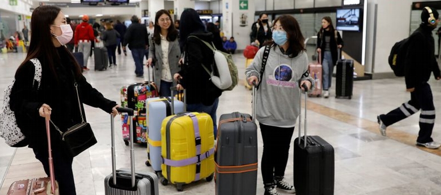 China Airlines dijo que está alentando a los pasajeros a viajar con sus propias botellas de...