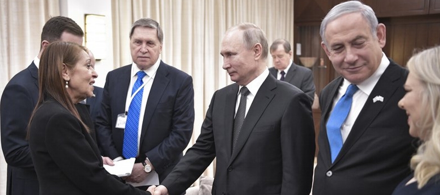 Benjamin Netanyahu hizo una parada en Moscú tras viajar a Washington, donde el presidente de...
