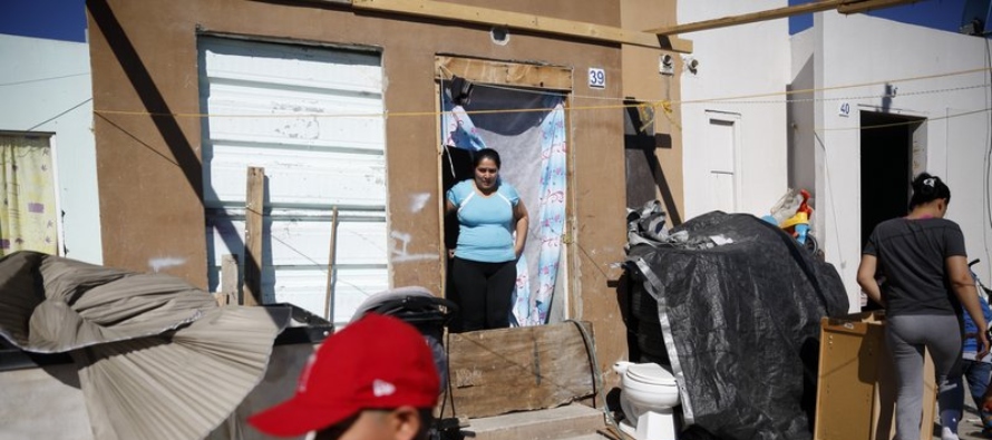 La familia Perla, de El Salvador, ya tiene una rutina diaria mientras espera en México que...
