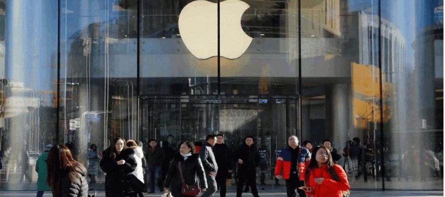 Apple anunció el cierre temporal de sus 42 tiendas en China continental, uno de sus mercados...