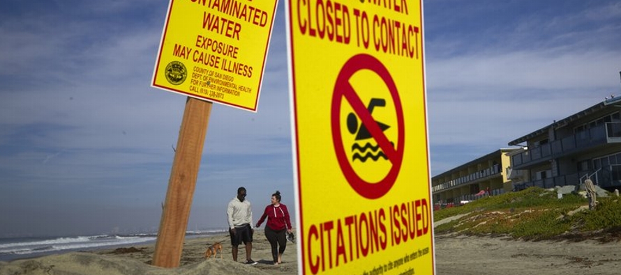 La contaminación con aguas tóxicas provenientes de México ha obligado a cerrar...