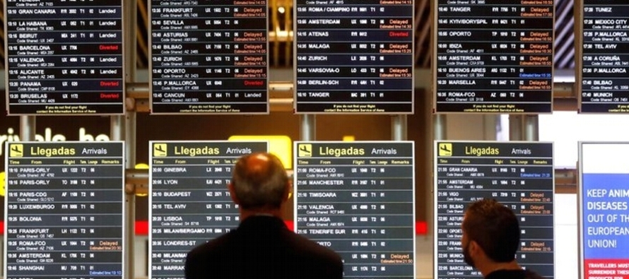 La agencia rectora del aeropuerto, AENA, tuiteó que 26 vuelos fueron desviados a otras...