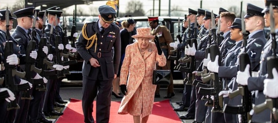 La monarca, quien celebra esta semana sus 68 años en el trono, visitó la base de la...