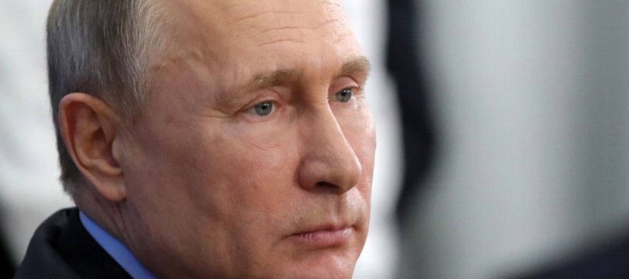 Los críticos del Kremlin creen que las enmiendas de Putin forman parte de sus intentos por...