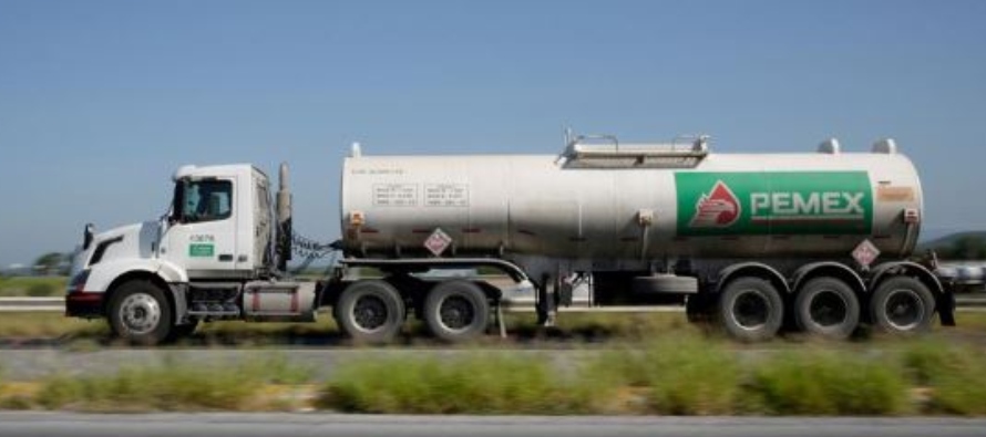 Un camión cisterna de la petrolera estatal mexicana Pemex, cerca de la refinería...
