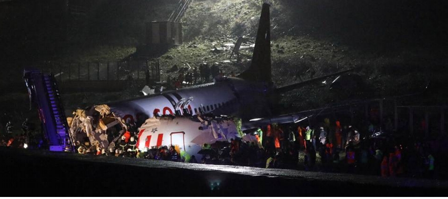 Imágenes publicadas en medios turcos mostraron el fuselaje del avión fracturado y en...
