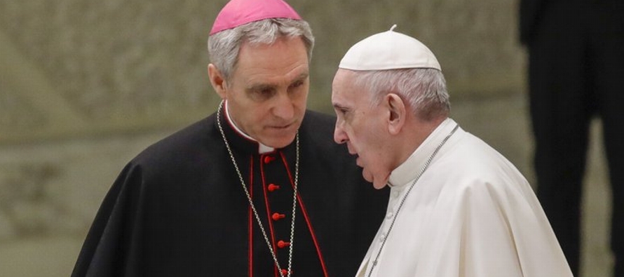 La oficina de prensa del Vaticano negó que el arzobispo Georg Gaenswein, que trabaja tanto...