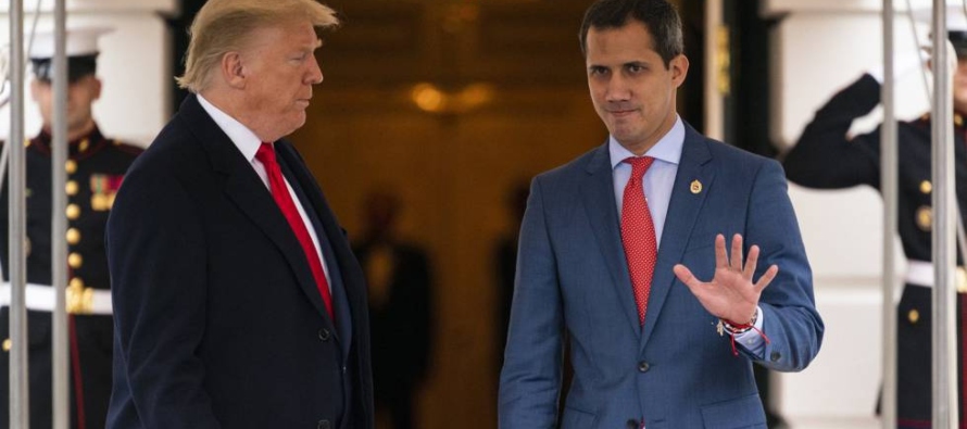 El presidente Donald Trump recibe al presidente interino de Venezuela Juan Guaidó en la Casa...