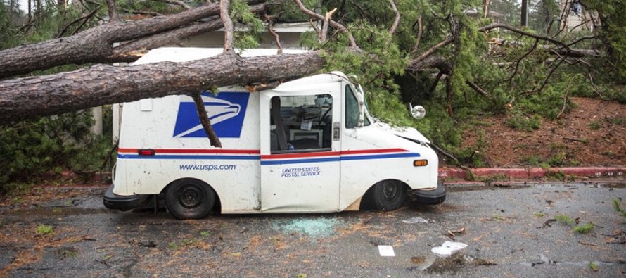 El frente de la tormenta destruyó casas móviles en Mississippi y Alabama,...