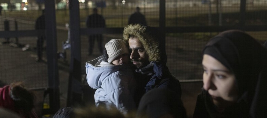 Los migrantes estaban entre las miles de personas que siguen varadas en Serbia en su intento por...
