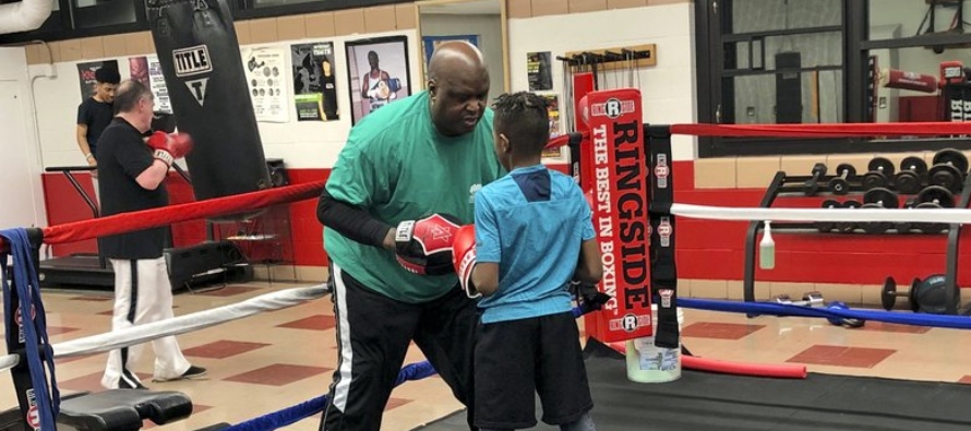Douglas es instructor de boxeo y sus alumnos sienten enorme respeto por él, en quien ven a...