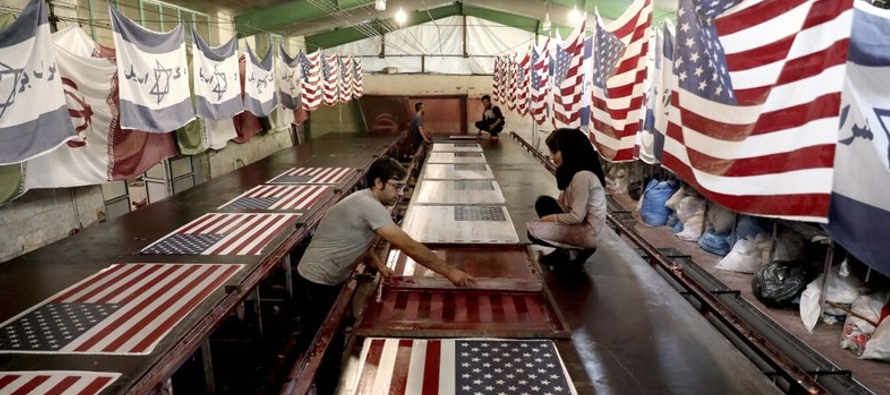 La empresa Diba Parcham Khomein es una de las que fabrica más banderas de Estados Unidos e...