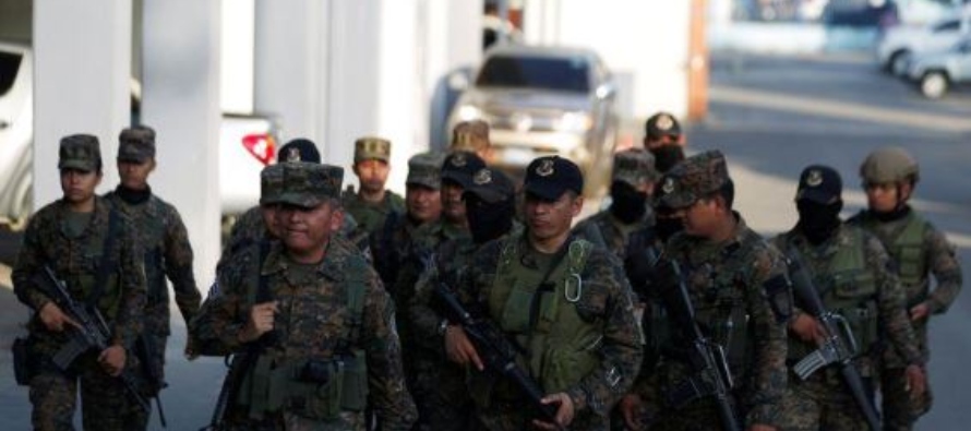  Soldados abandonan el Congreso Nacional mientras partidarios del presidente salvadoreño,...