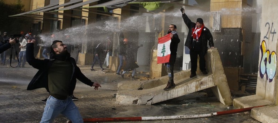 Los manifestantes lanzaron piedras a las fuerzas de seguridad e intentaron cortar el paso a los...