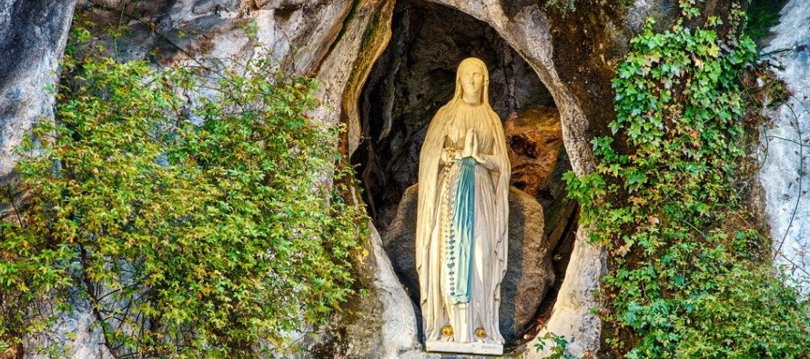 El germen del origen y la devoción de Lourdes se basa en una persona y unos hechos:...