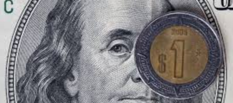 El dólar retrocedió desde un máximo de cuatro meses frente al euro, por una...