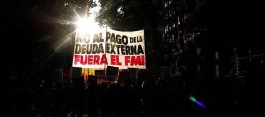 Argentina busca negociar una reestructuración de su deuda con acreedores privados y con el...