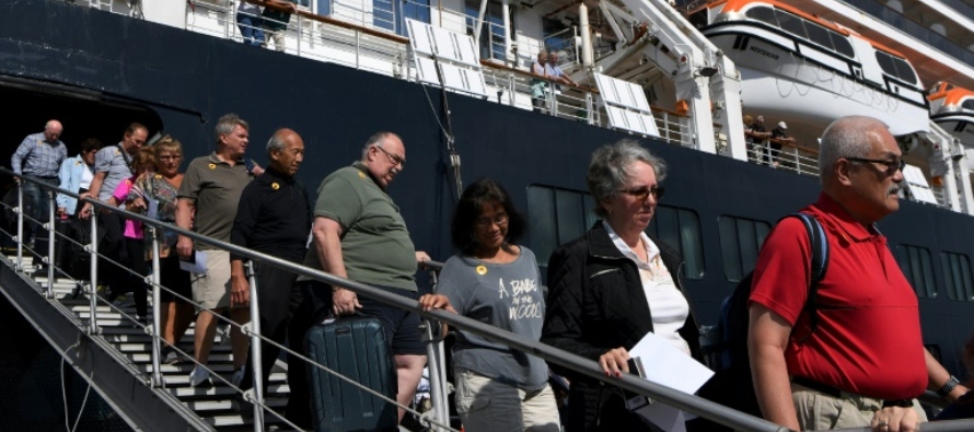 Más de 1,200 pasajeros del crucero desembarcaron en los días siguientes, luego que...