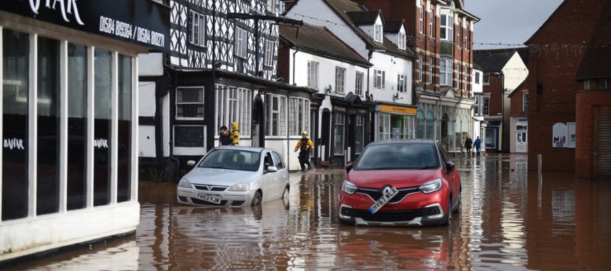 Algunas regiones del Reino Unido seguían inundadas y los transportes terrestres con...
