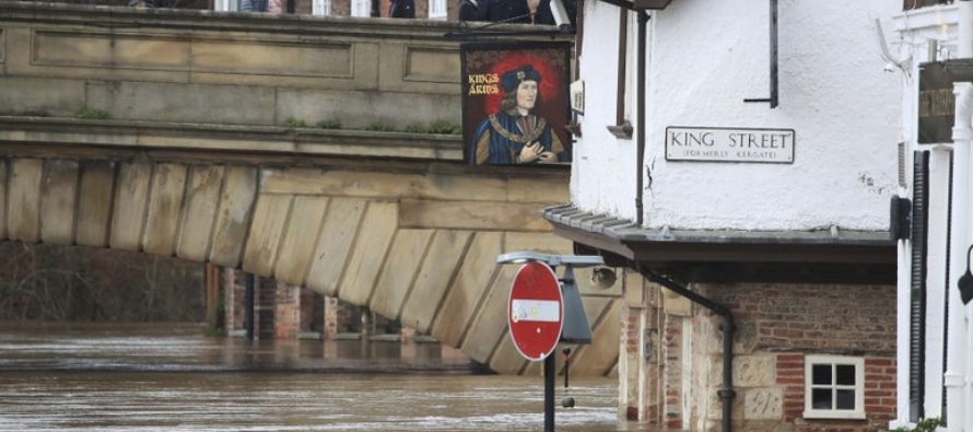 Gran Bretaña emitió el lunes alertas por inundaciones graves luego de que la tormenta...