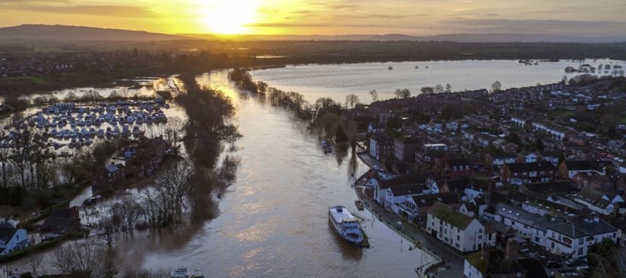 Las agencias medioambientales de Inglaterra y Gales declararon el martes 10 avisos por inundaciones...
