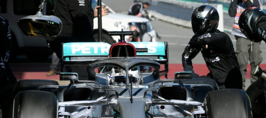 La escudería Mercedes probó este jueves en Barcelona un nuevo sistema que...