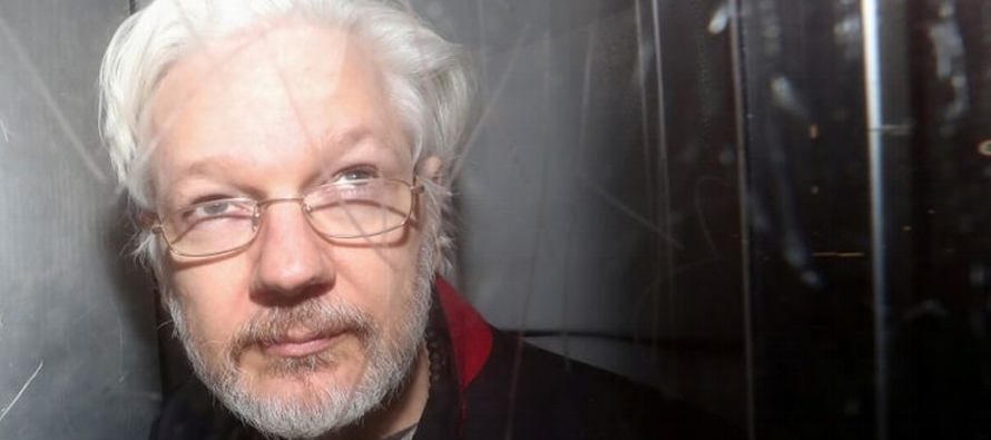Un héroe para sus admiradores, que dicen que ha expuesto los abusos de poder, Assange es...