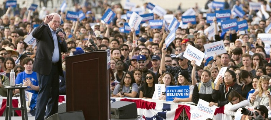 Sanders ha estado organizándose intensamente entre hispanos y votantes jóvenes,...