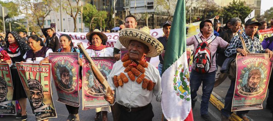 Más de 1,000 personas marcharon el viernes por el centro de la Ciudad de México para...