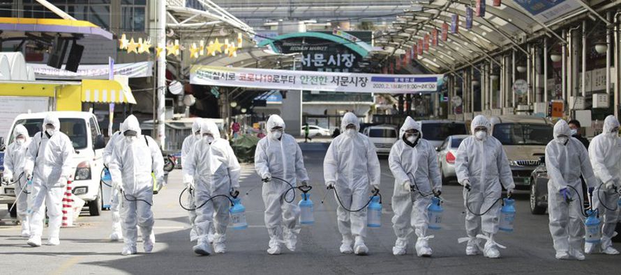 China reportó el lunes 150 muertes adicionales por el coronavirus y 409 casos nuevos,...